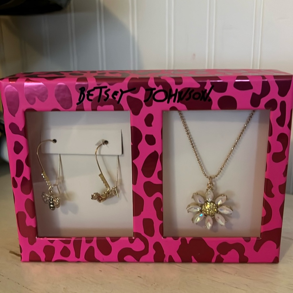 Betsy Johnson NWT Bumblebee earrings and flowers necklace set crystal